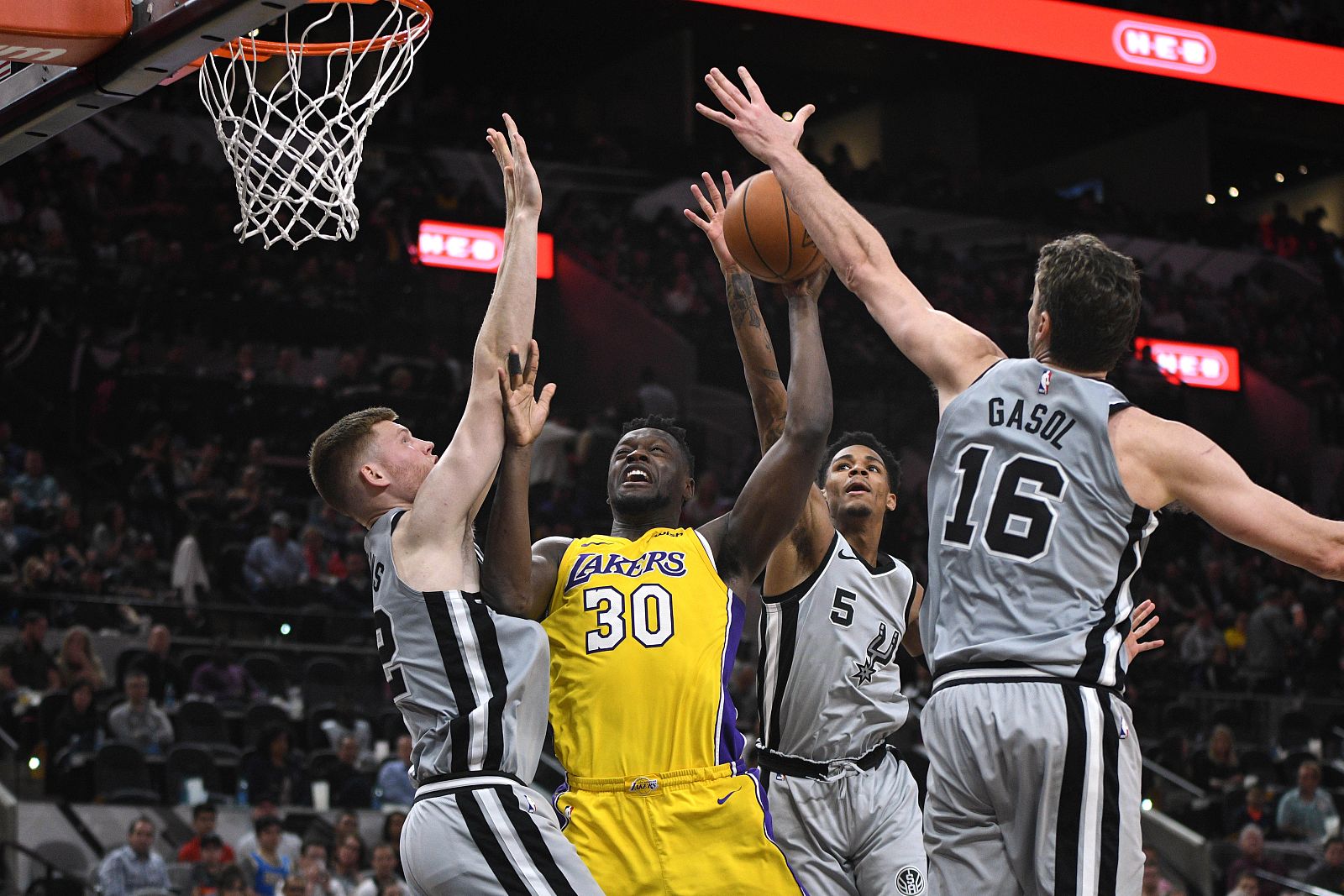 Gasol (derecha) en acción ante los Lakers