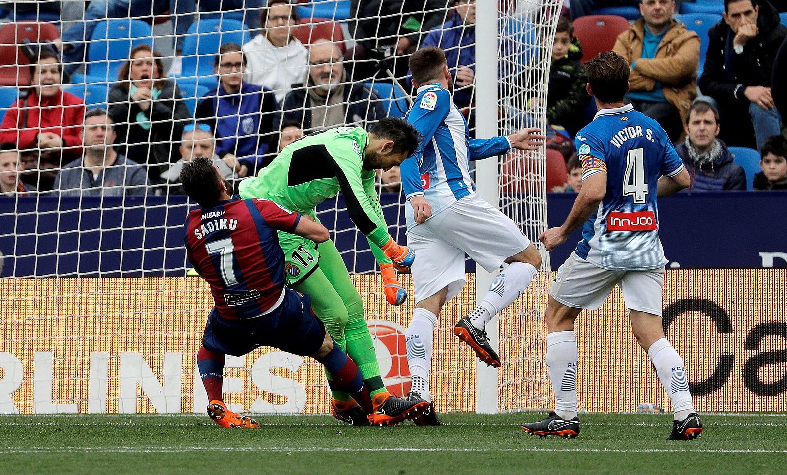 El portero del Espanyol Diego López sufre un encontronazo con el delantero albanés del Levante UD, Armando Sadiku