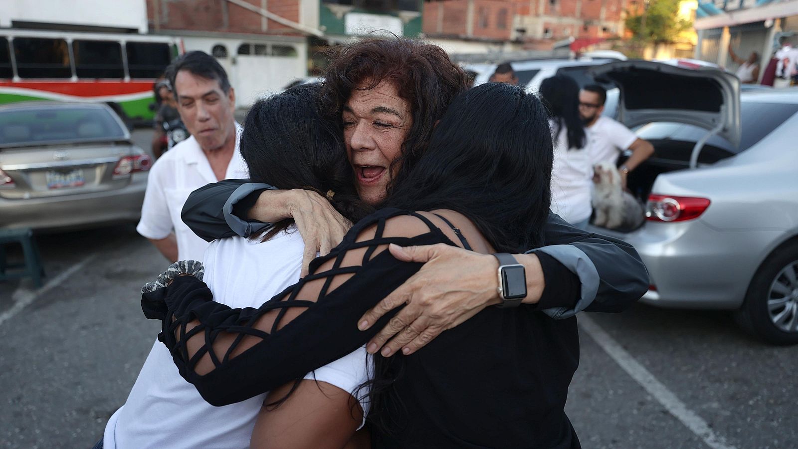 Familiares de presos políticos se abrazan a las afueras del centro penitenciario Rodeo este jueves, en Caracas (Venezuela).