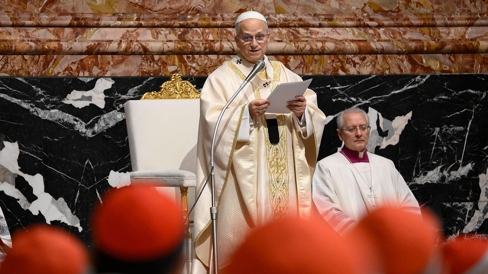 El papa León XIV preside una misa ante cardenales de todo el mundo en la basílica de San Pedro, el 8 de enero de 2026 en el Vaticano