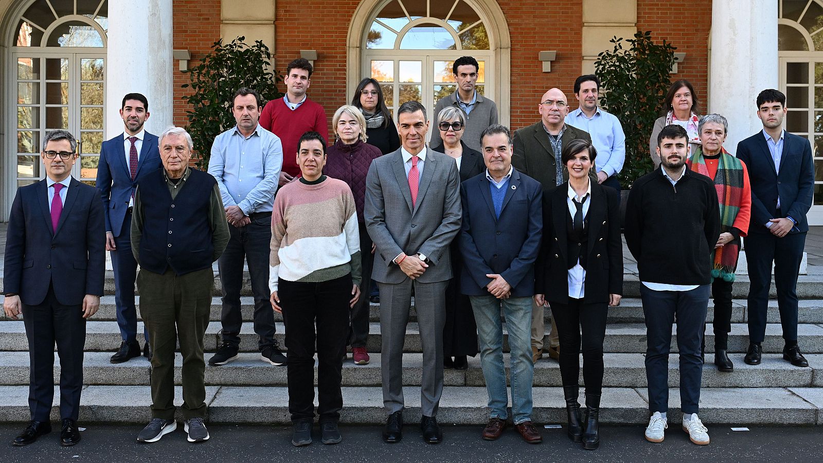 El presidente del Gobierno, Pedro Sánchez (c), mantiene un encuentro con representantes de asociaciones de víctimas de abusos sexuales en el ámbito de la Iglesia Católica, este viernes en la Moncloa