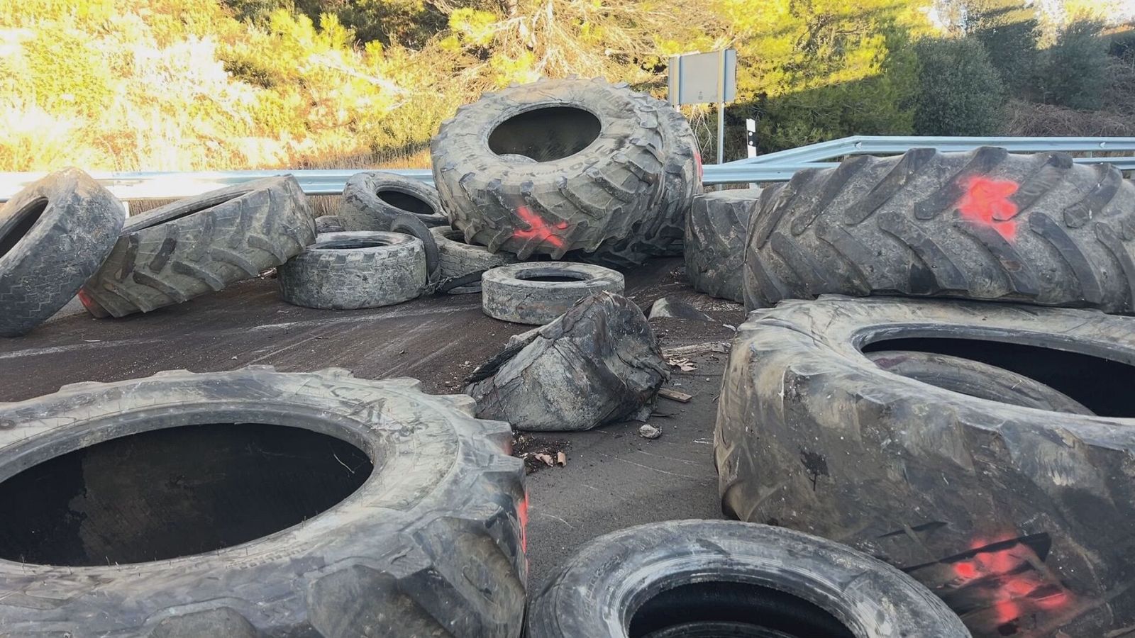 Desenes de pneumàtics de tractor obstaculitzen la circulació per l'AP-7 a l'altura de Pontós, a l'Alt Empordà