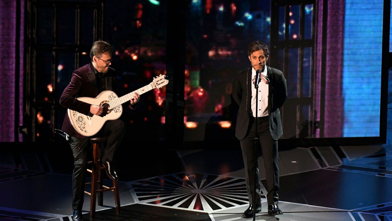 El actor Gael García Bernal interpreta el tema "Remember me" de la película 'Coco'.