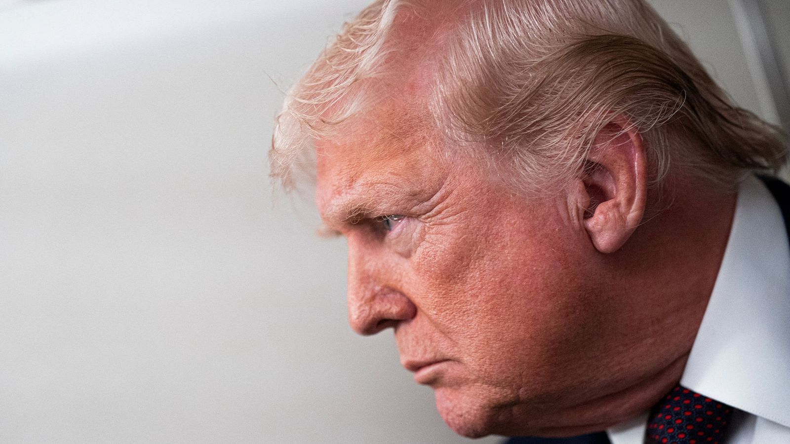 El presidente de EE. UU., Donald Trump, atiende a los medios de comunicación a bordo del Air Force One, durante el trayecto desde Florida hacia la Base Conjunta Andrews, en Maryland