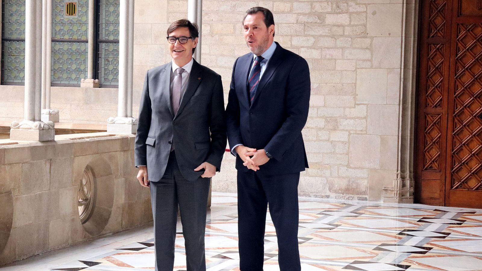 El president de la Generalitat, Salvador Illa, i el ministre de Transports, Óscar Puente, en una reunió al Palau de la Generalitat per la constitució de l’empresa Rodalies de Catalunya  (ACN | Andrea Salazar)