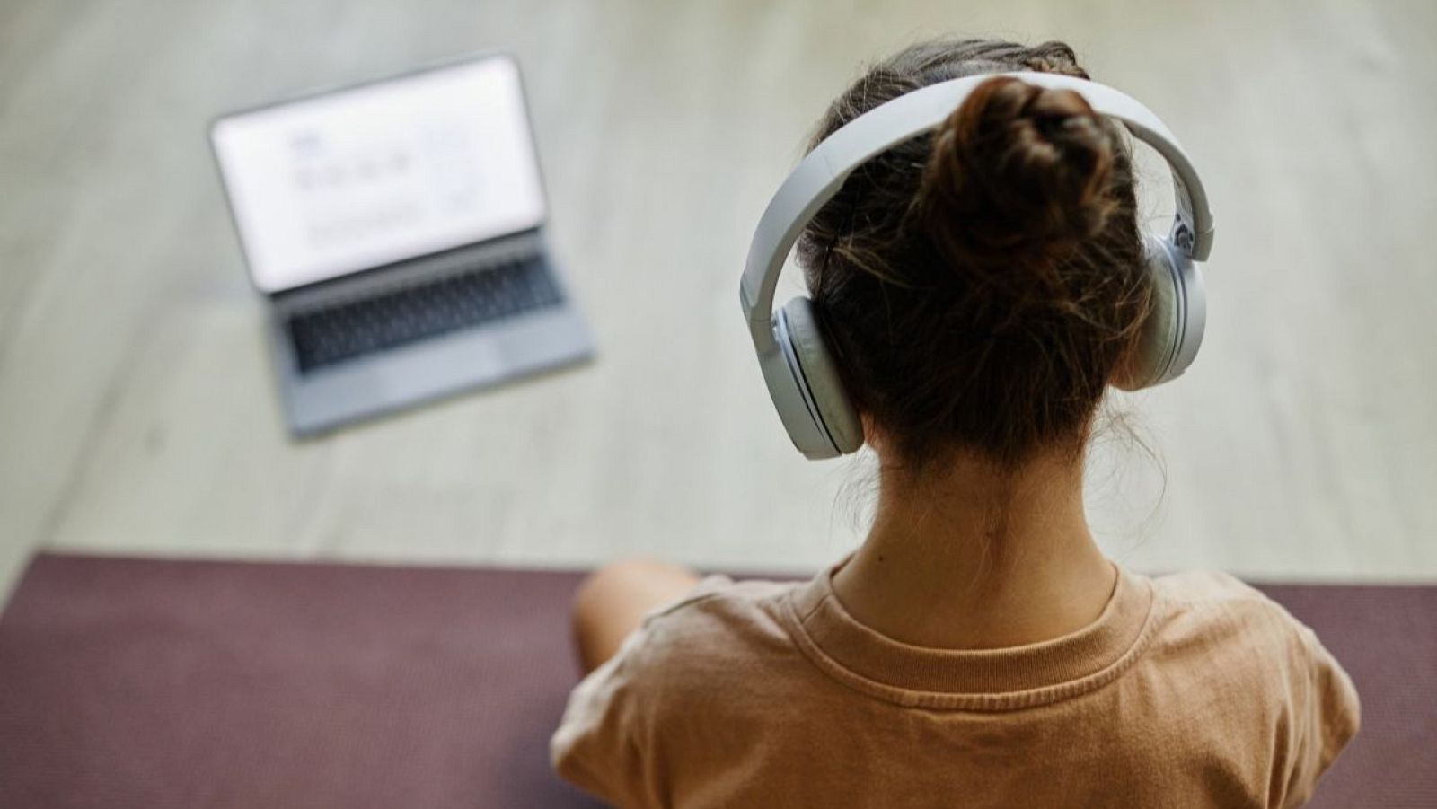 Una adolescente con cascos de cancelación de ruido por la hipersensibilidad auditiva