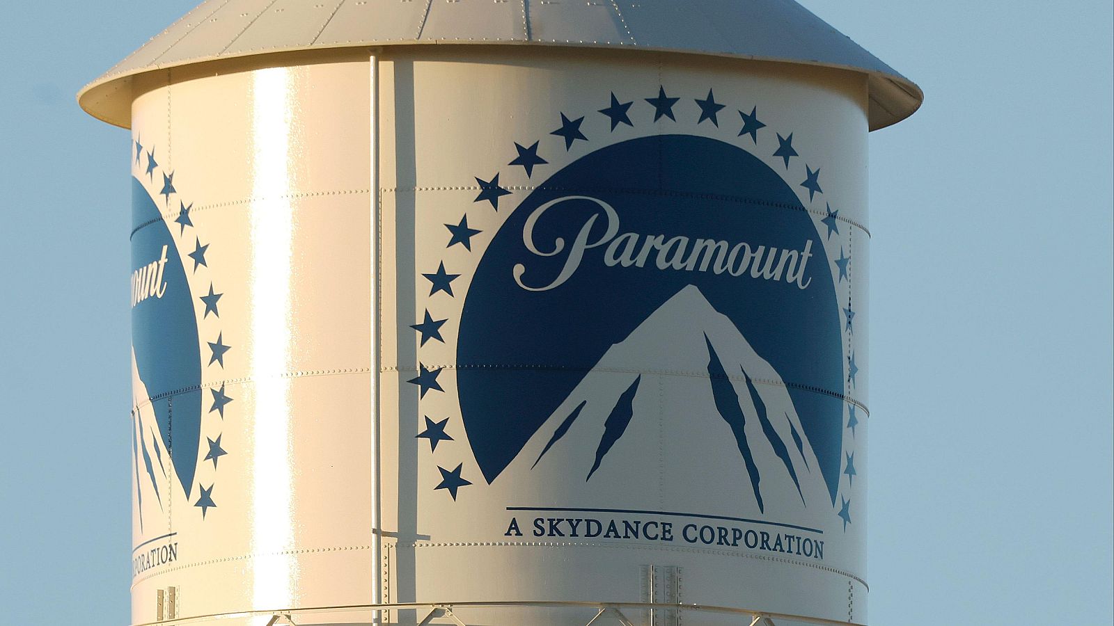 Paramount demanda a Warner para exigirle información en medio de la batalla que mantiene con Netflix por hacerse con ella