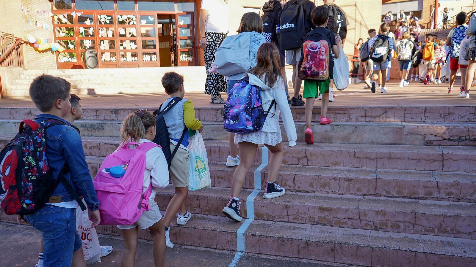Un grupo de niños entran en un colegio de Plasencia, Cáceres
