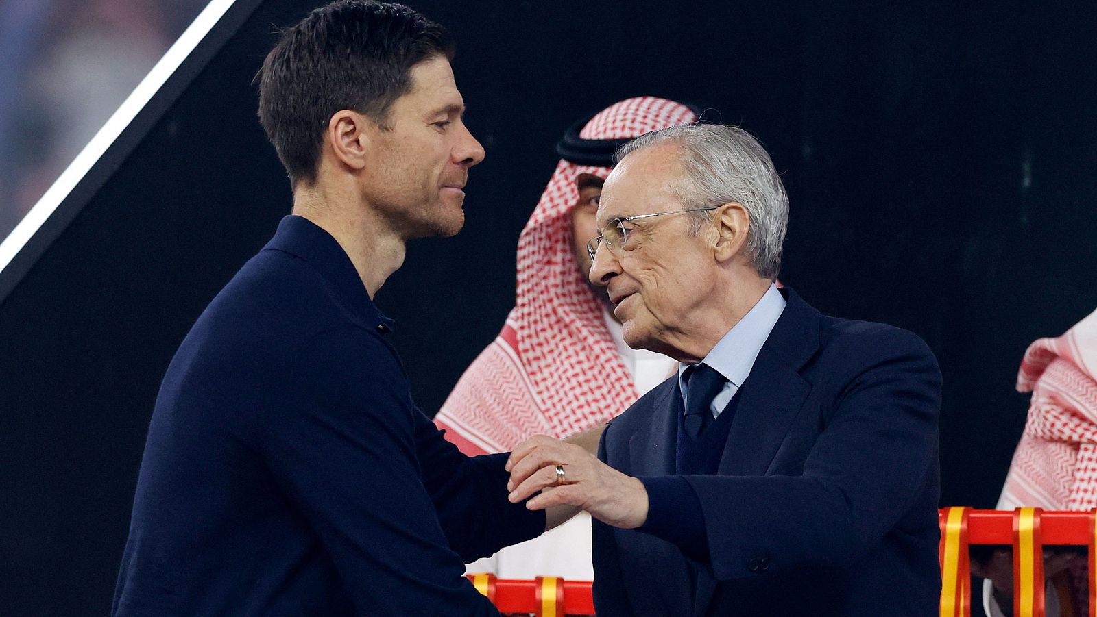 Xabi Alonso (izquierda) y Florentino Pérez se saludan tras la final de la Supercopa en Yeda (Arabia Saudí).