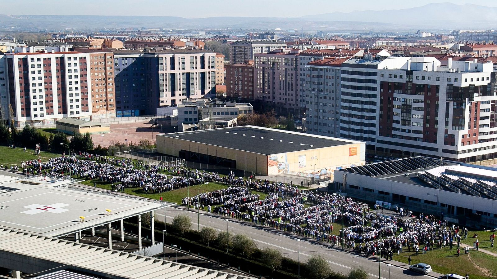 El Hospital Universitario de Burgos (HUBU) durante una protesta contra los recortes a la sanidad pública en 2015.