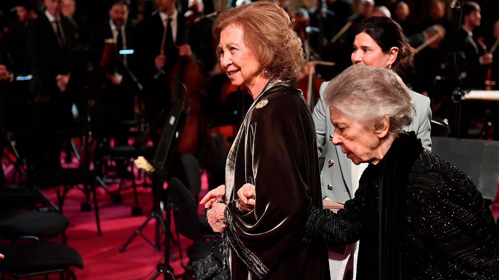 La reina Sofía cancela su agenda en las Islas Canarias: en la imagen junto a su hermana, Irene de Grecia, en el tradicional concierto benéfico de Semana Santa que organiza Proyecto Hombre en Baleares