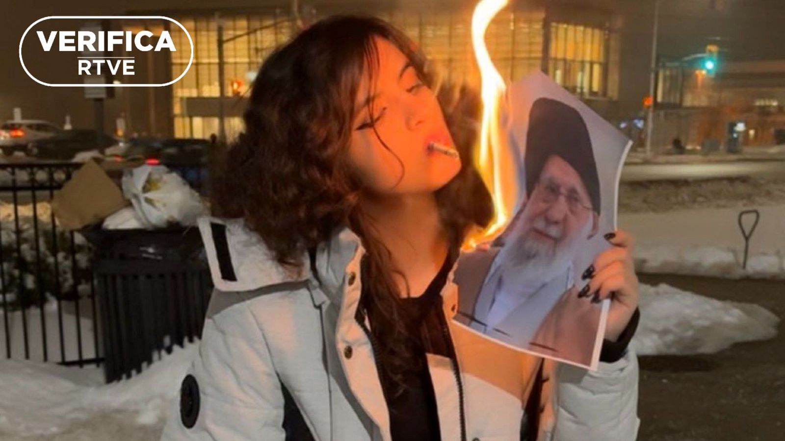 La imagen de una joven fumando con la foto de Alí Jamenei ardiendo en Canadá, símbolo de las protestas en Irán