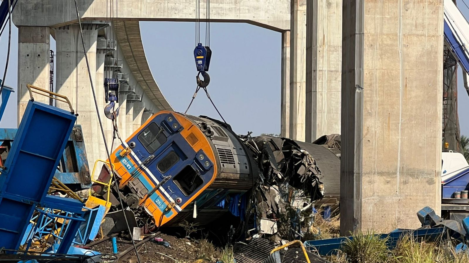 Accidente en Tailandia: decenas de muertos al caer una grúa sobre un tren de pasajeros