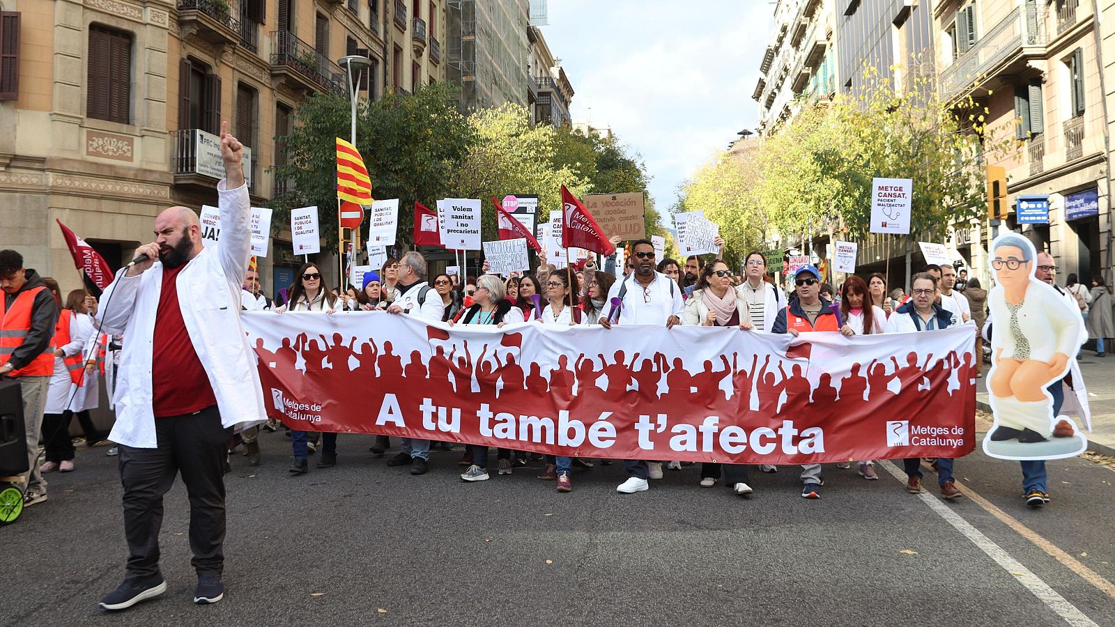 Manifestació de metges coincidint amb la primera jornada d'una vaga de quatre dies ara i el gener, a Barcelona.  (ACN | Laura Fíguls / Nazaret Romero)