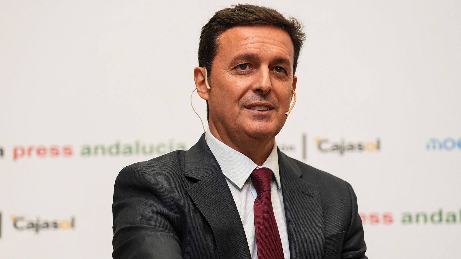 El presidente de la Diputación de Almería, Javier Aureliano García, durante un desayuno informativo