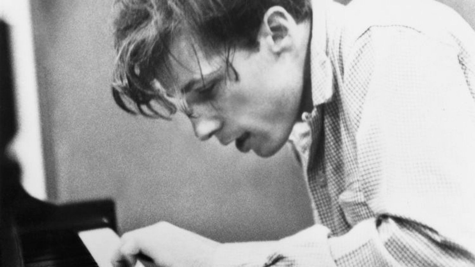 Glenn Gould concentrado sobre su piano