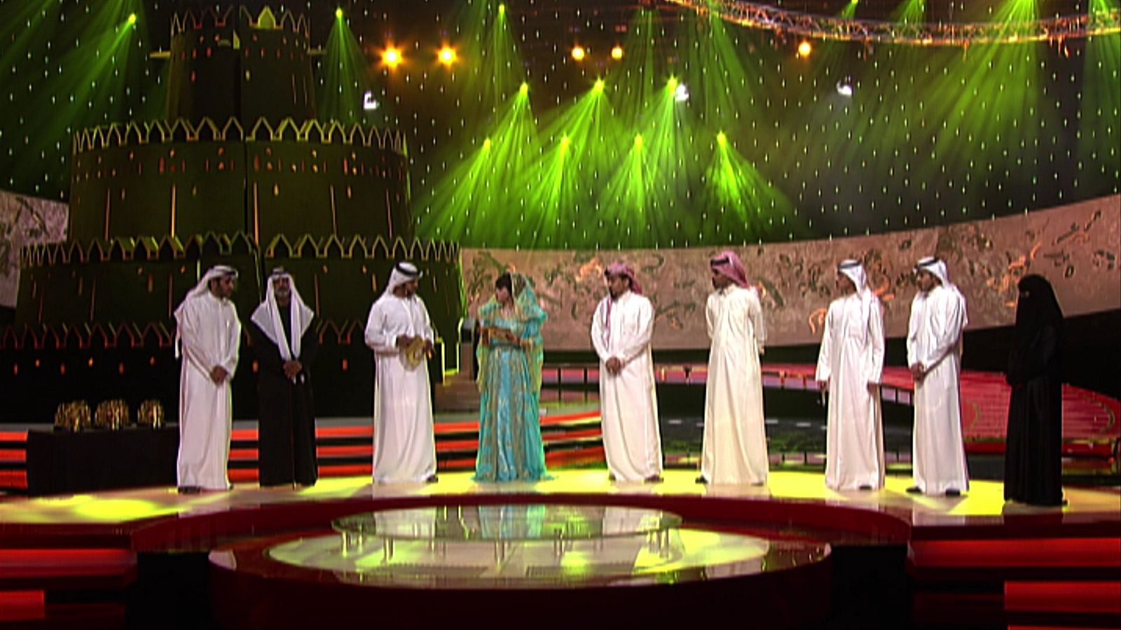 Hissa Helal con el resto de los concursantes de 'El poeta del millón'