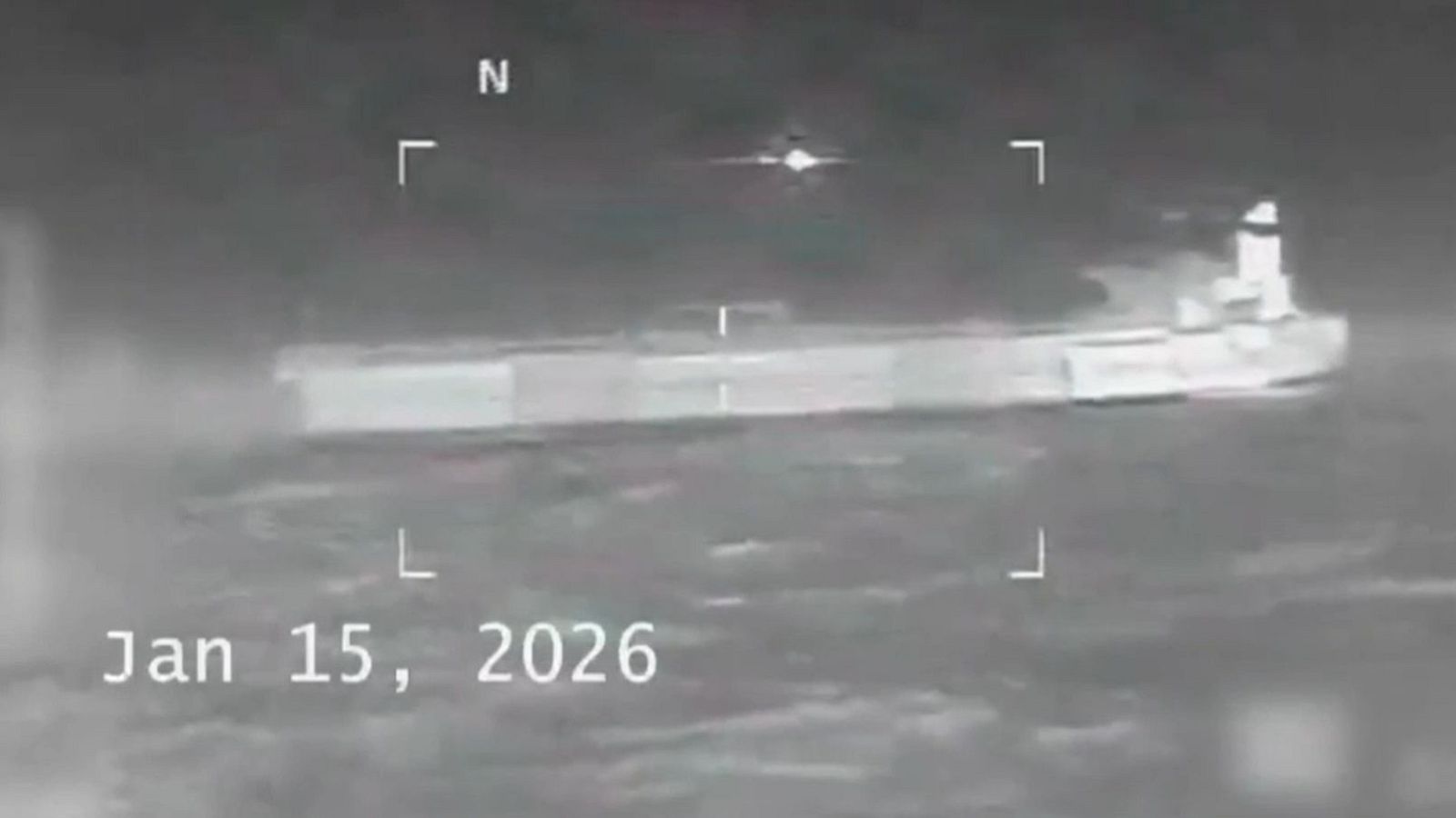 Captura de video monocromática de un buque cisterna navegando en el mar, posiblemente tomada con visión nocturna. En la parte inferior de la imagen se aprecia la fecha "Jan 15, 2026".