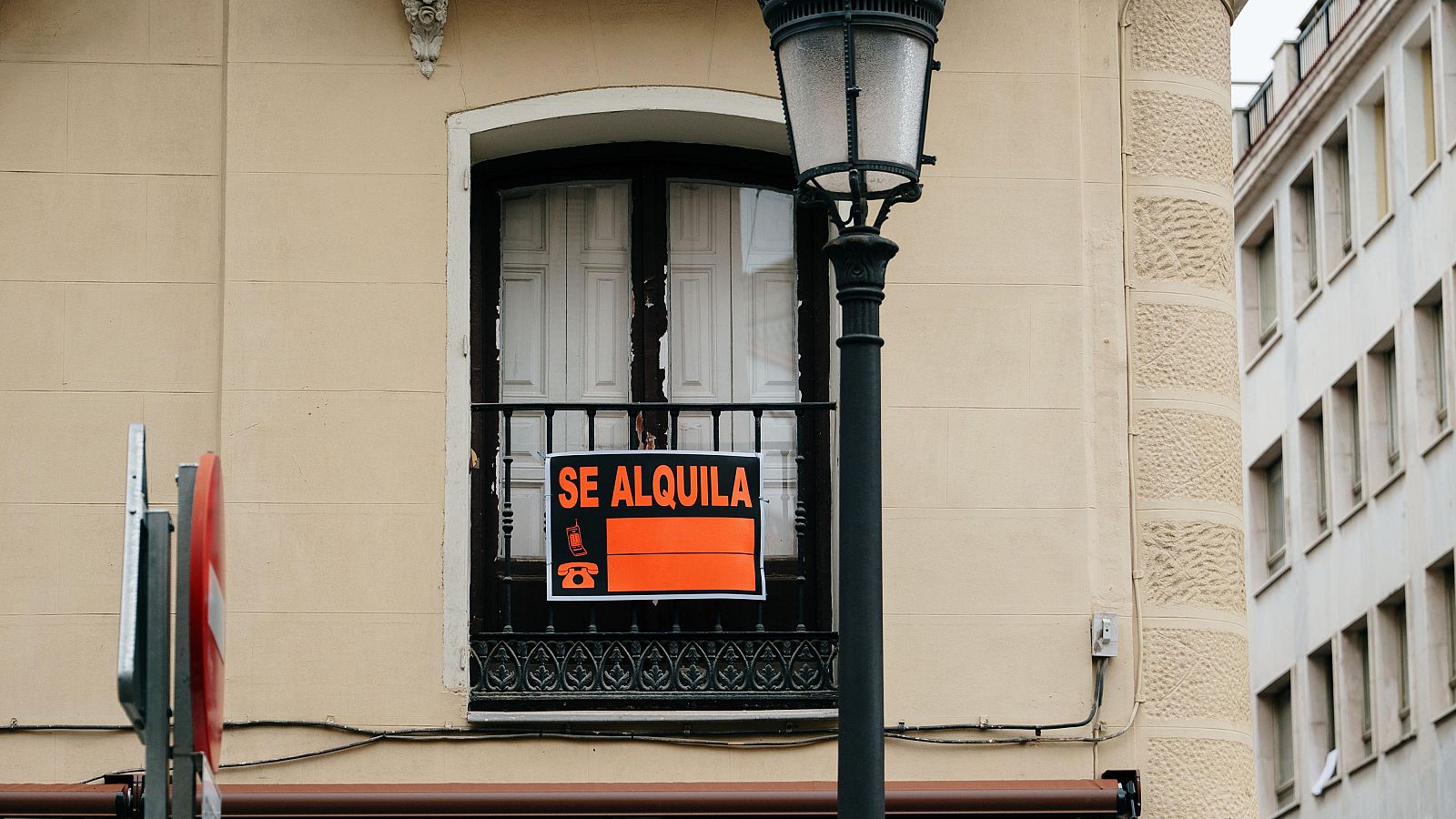 Consumo investiga los anuncios de pisos de zonas tensionadas con precios de alquiler por encima de la ley