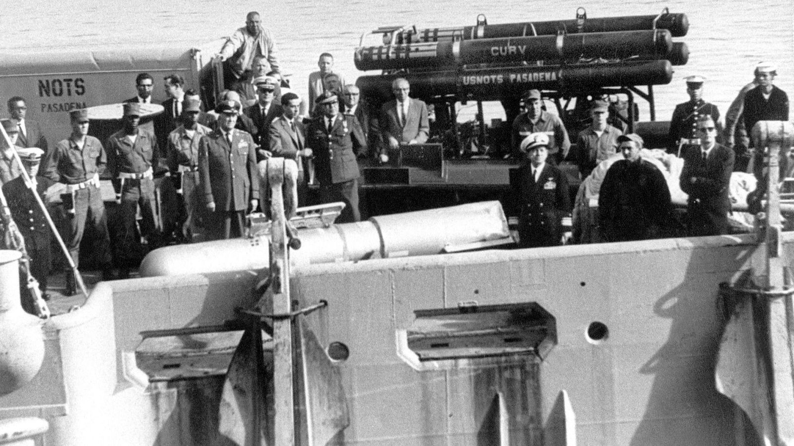 Palomares, 60 años del accidente aéreo de dos aeronaves estadounidenses: los militares estadounidenses contemplan la bomba nuclear rescatada del mar en abril de 1966, en la zona de Palomares, a bordo del buque Petrel