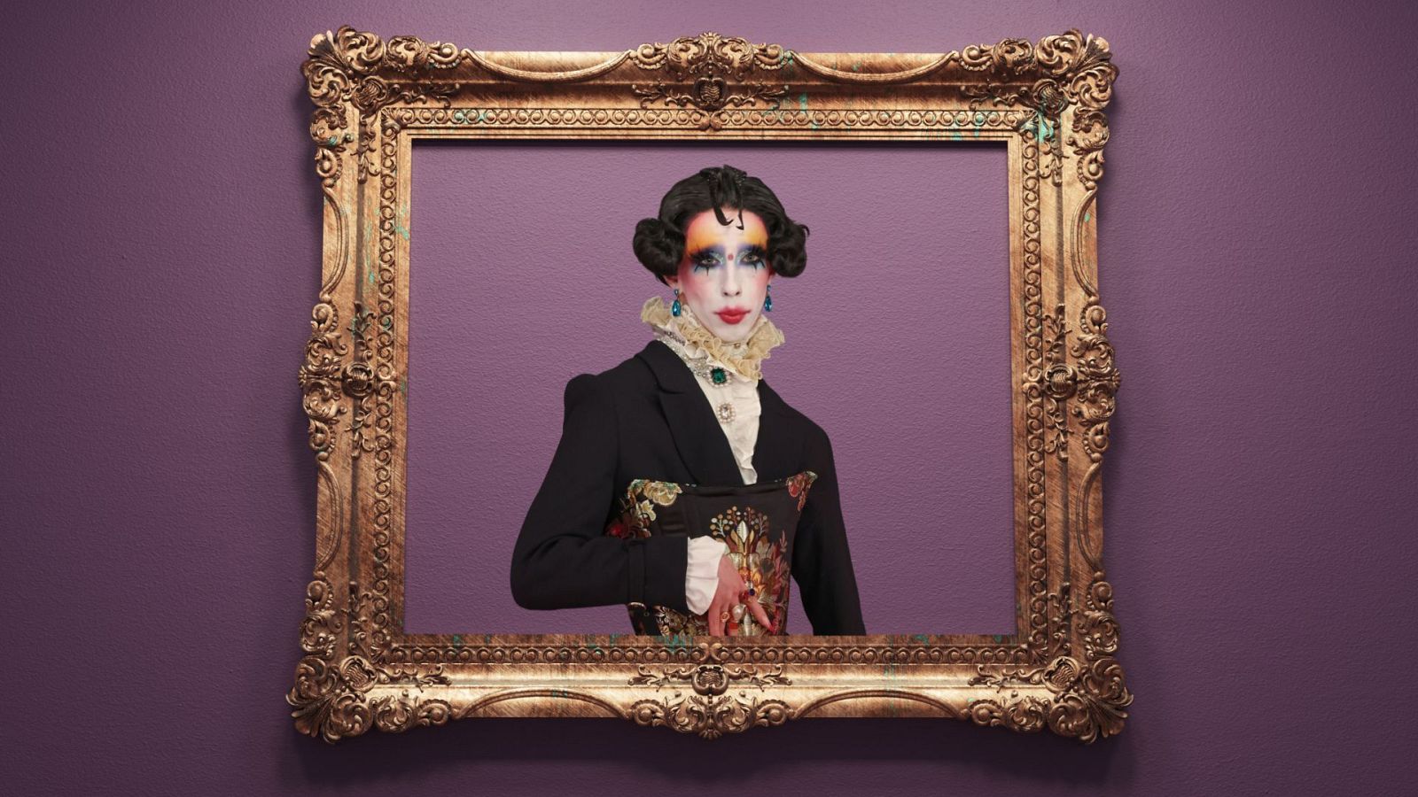 La 'drag' Hugáceo Crujiente repasa en el Thyssen la historia del arte y de la moda con cambios de vestuario incluidos.