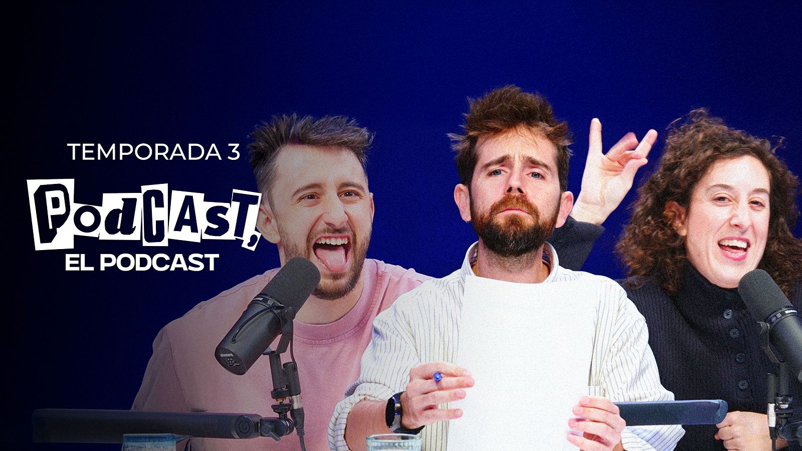 Portada de podcast con tres personas frente a micrófonos. Destacan un hombre con camiseta rosa y otro con camisa a rayas, junto a una mujer con jersey negro, todos con expresiones faciales marcadas.