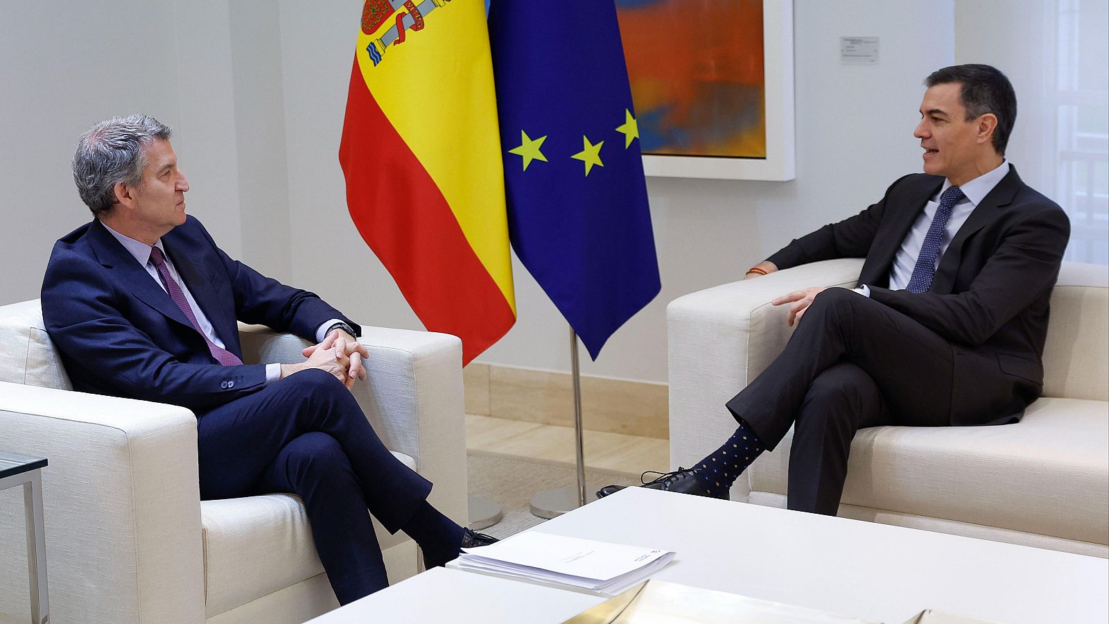 El presidente del Gobierno, Pedro Sánchez con el líder del PP, Alberto Núñez Feijóo en el Palacio de la Moncloa