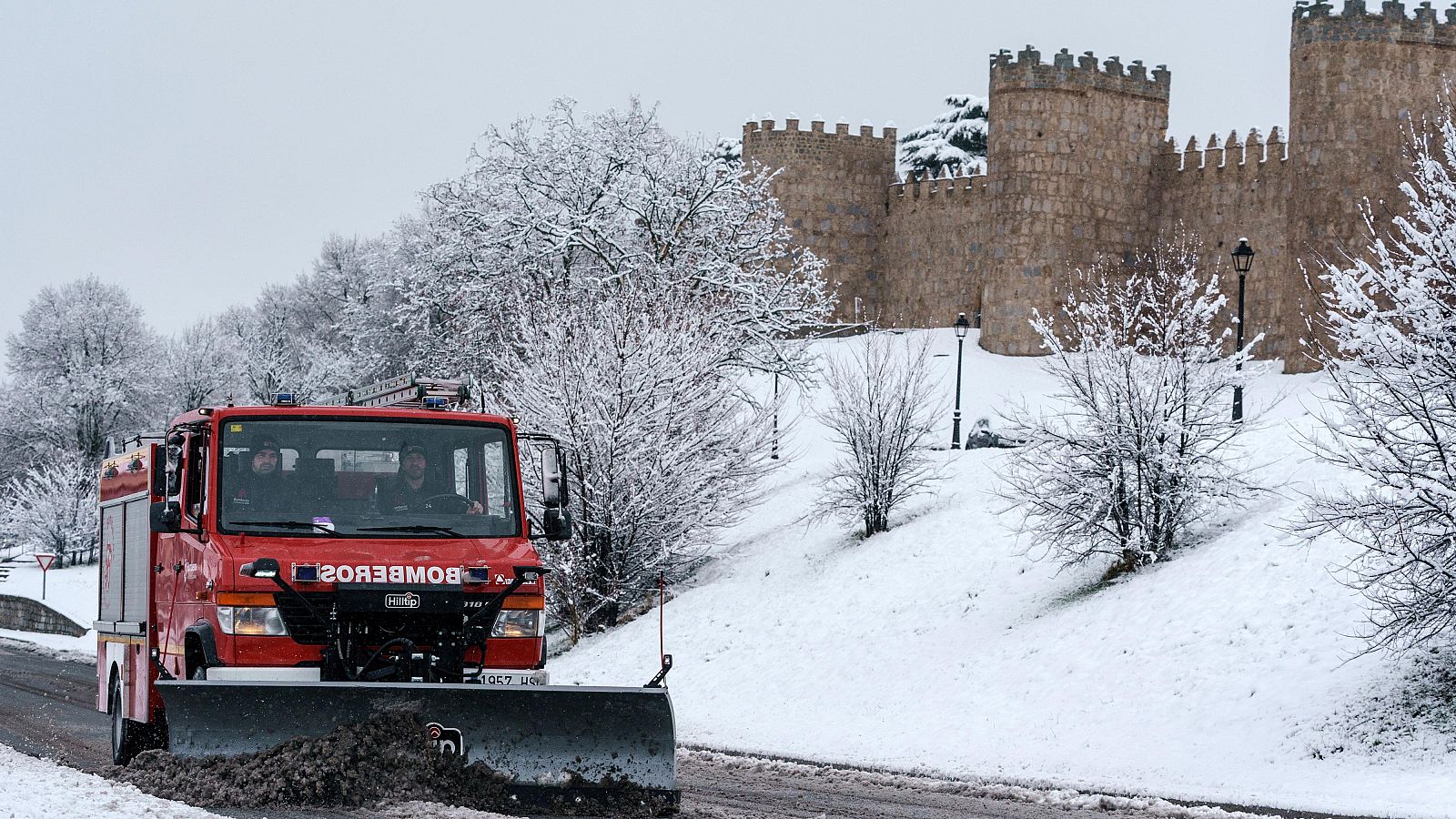 La nieve complica la circulación en más de 50 carreteras de ocho provincias