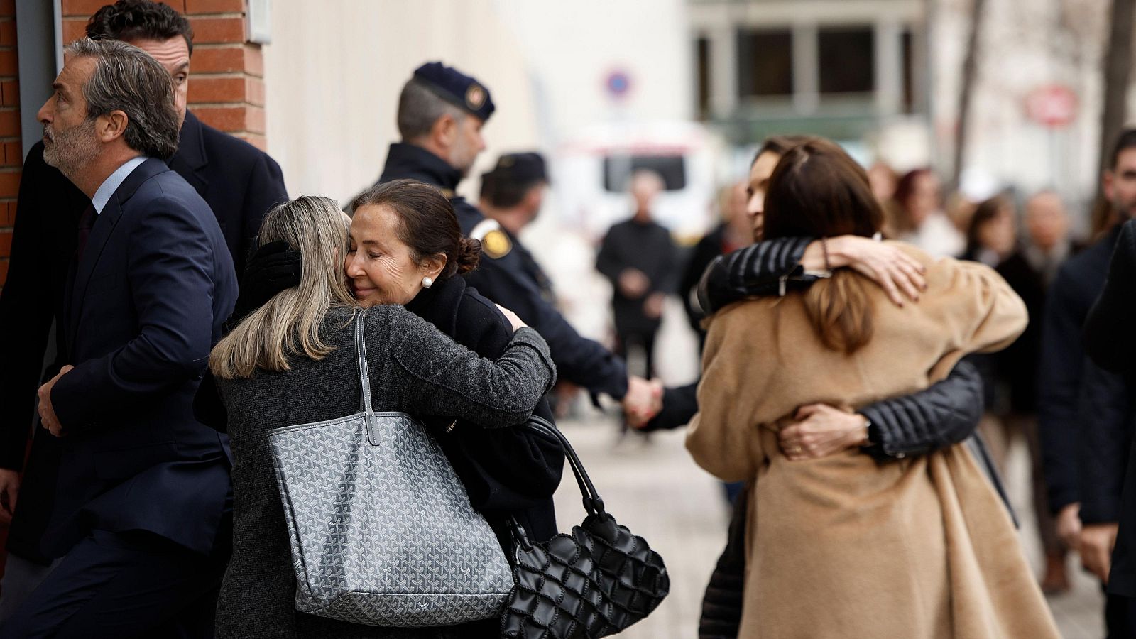 Las familias despiden a las víctimas del naufragio de Indonesia