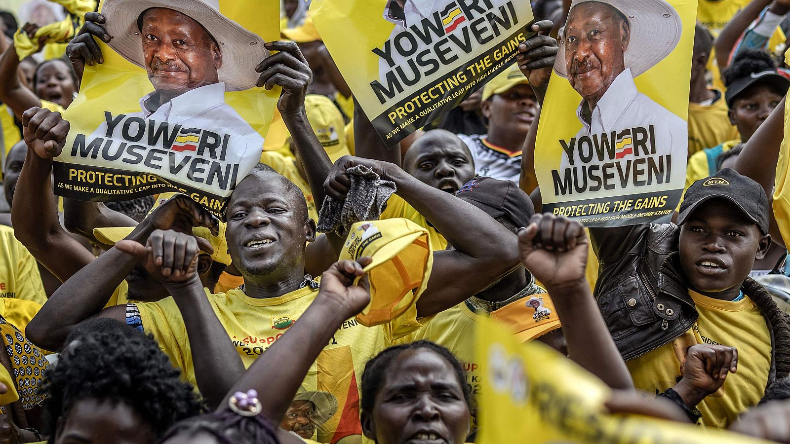 Partidarios del presidente en funciones de Uganda Yoweri Museveni, celebran la victoria en las elecciones presidenciales de Uganda