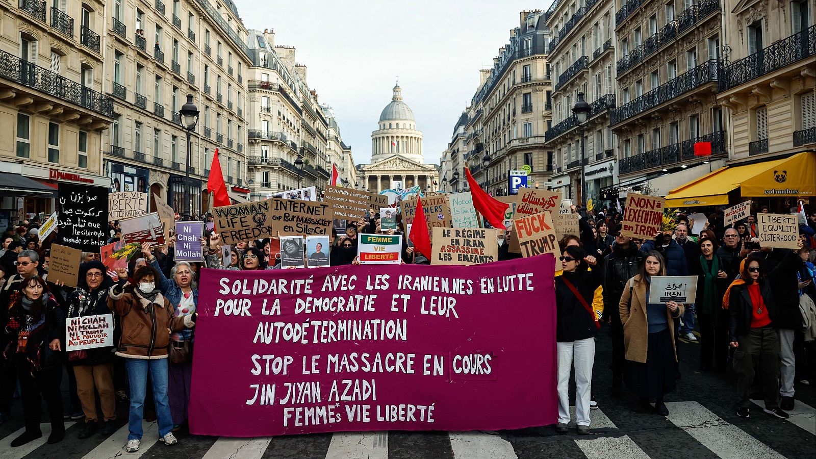 Miles de manifestantes denuncian en París la represión iraní y piden una cambio de régimen