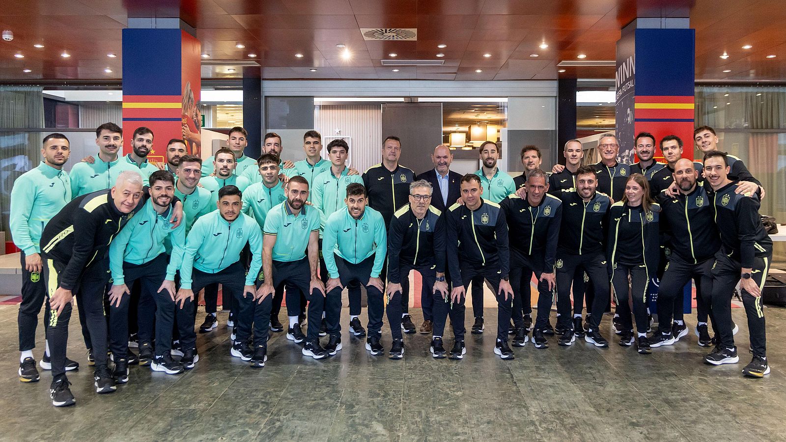Selección española de fútbol sala recibe la visita de Rafael Louzán, presidente de la RFEF