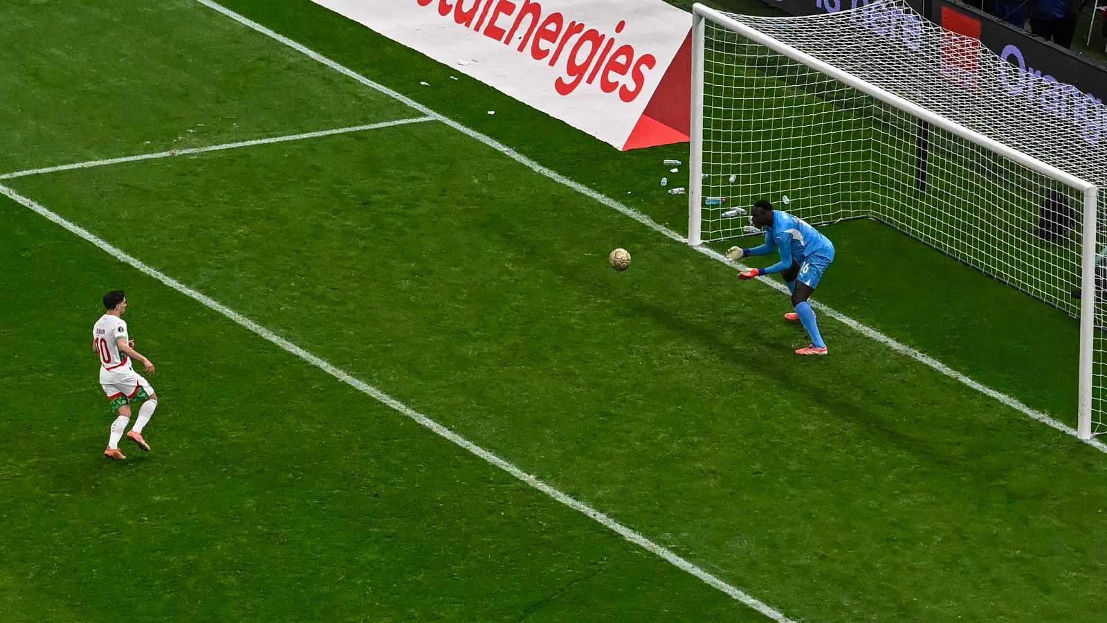 Brahim tira el penalti a lo 'panenka' pero Mendy lo atrapa