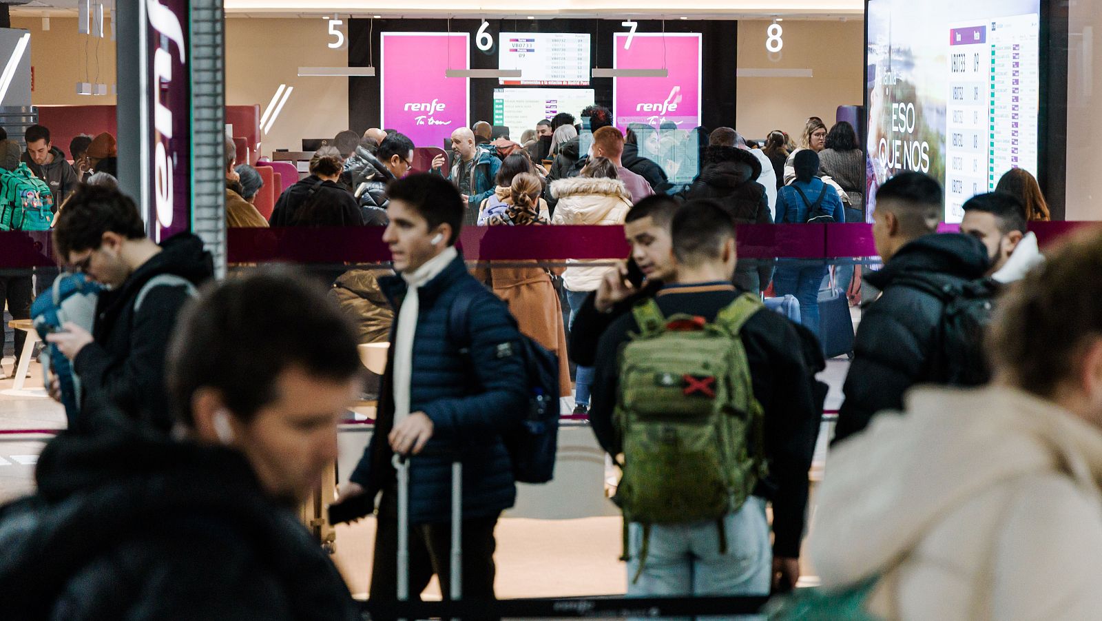 Viajeros en la estación de Atocha de Madrid tras la suspensión de servicios ferroviarios