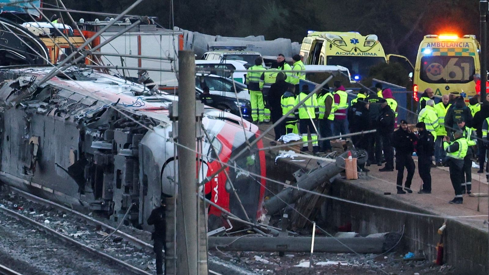 Fotografía de Susana Vera para REUTERS que muestra un tren descarrilado en Adamuz, España, con vagones volcados y personal de emergencia trabajando en el lugar del accidente.