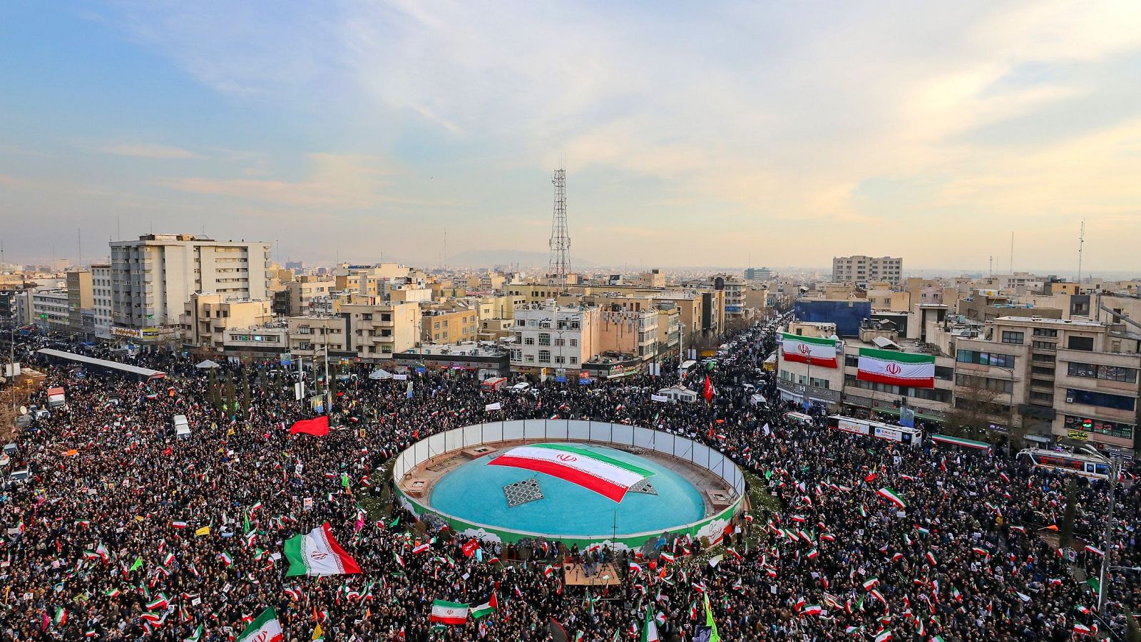 Manifestantes progubernamentales se reúnen en la Plaza Enghelab (Revolución) en el centro de Teherán en apoyo de la República Islámica.