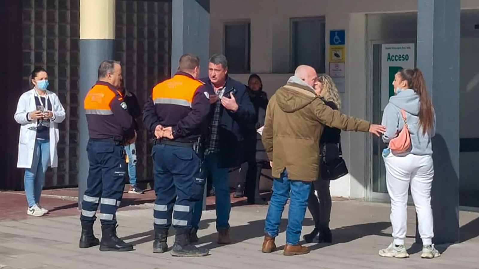 Familiares de afectados por el accidente de trenes a su llegada al Hospital Infanta Sofía en Córdoba