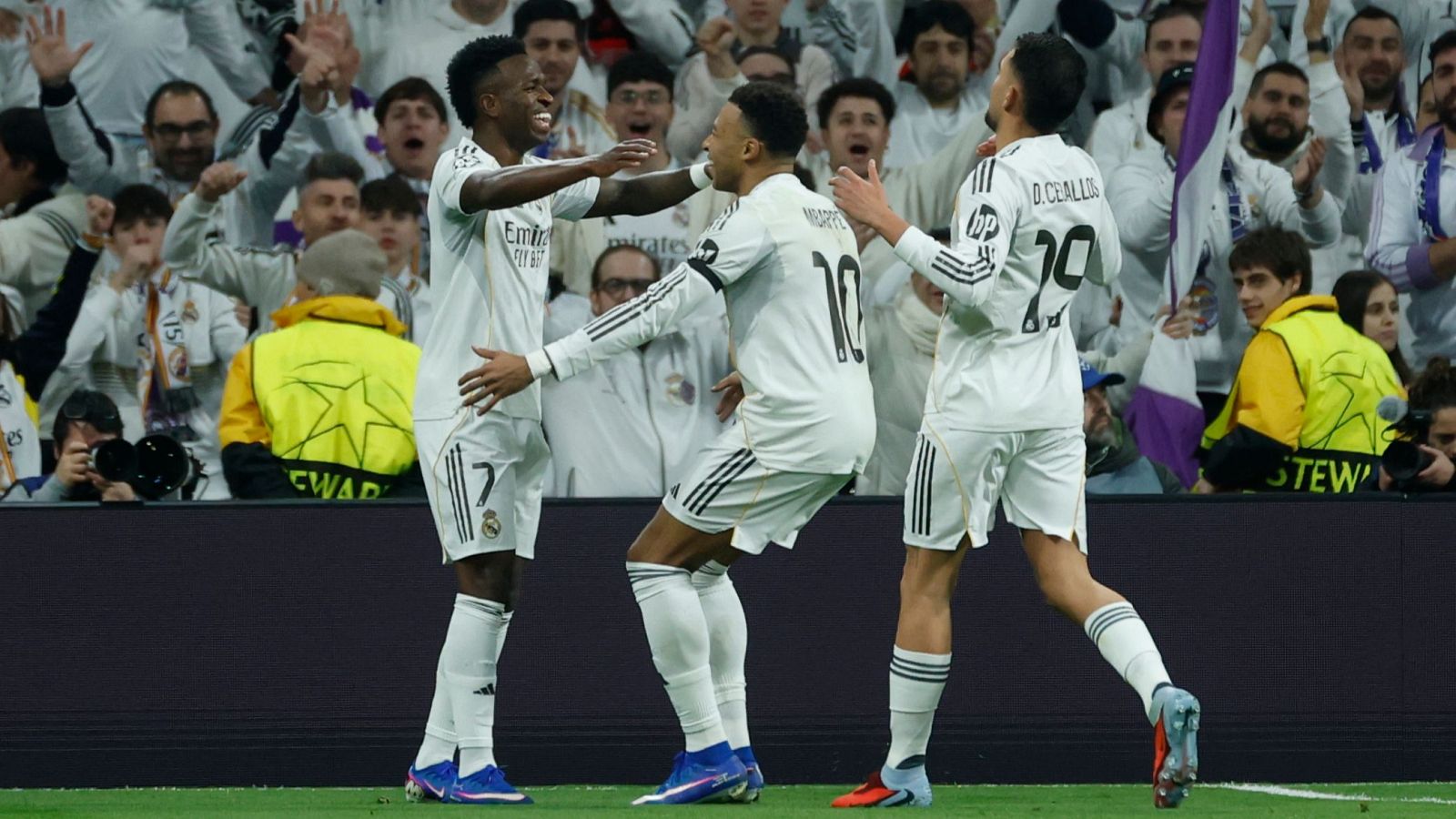 Promoción para la narración en directo de un partido de la Champions League, con los escudos de dos equipos coronados y los logos de la competición y una cadena de televisión.