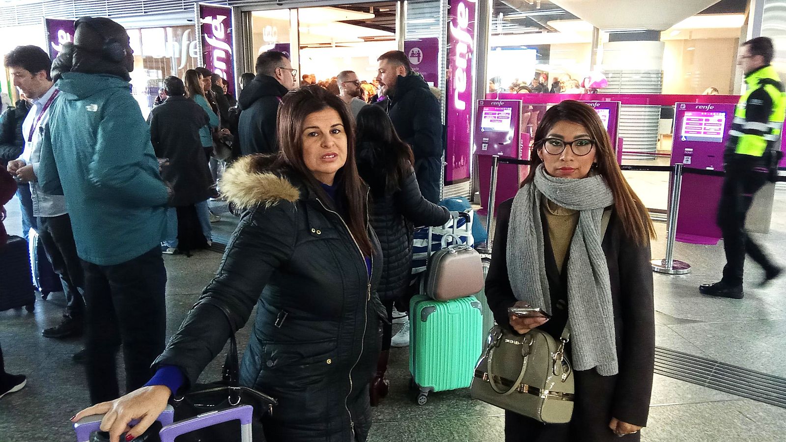 Viajeros afectados en Atocha por la cancelación de trenes hacia Andalucía por el accidente en Adamuz.