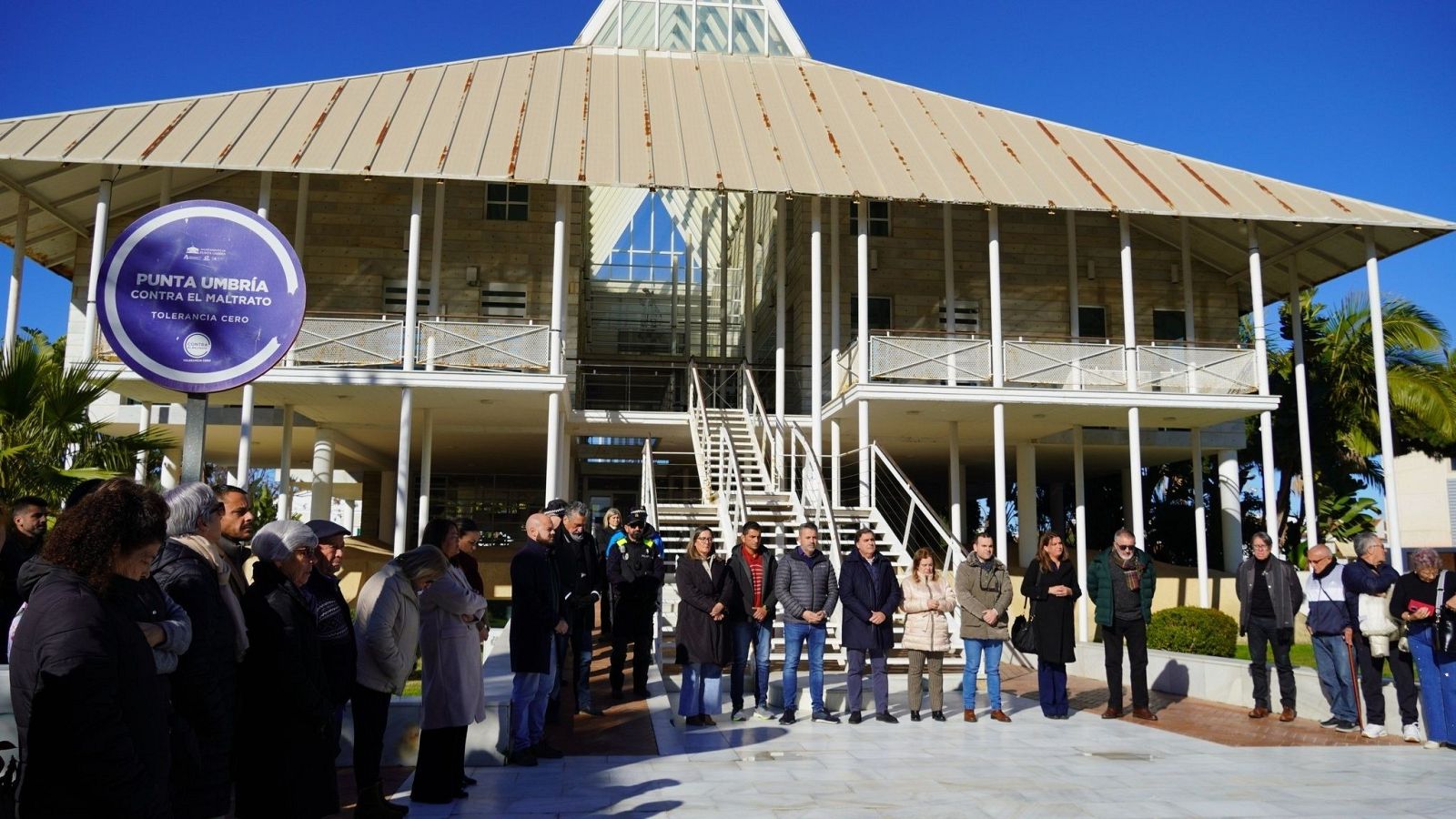 Minuto de silencio en Punta Umbría, Huelva, por los vecinos fallecidos en el accidente ferroviario