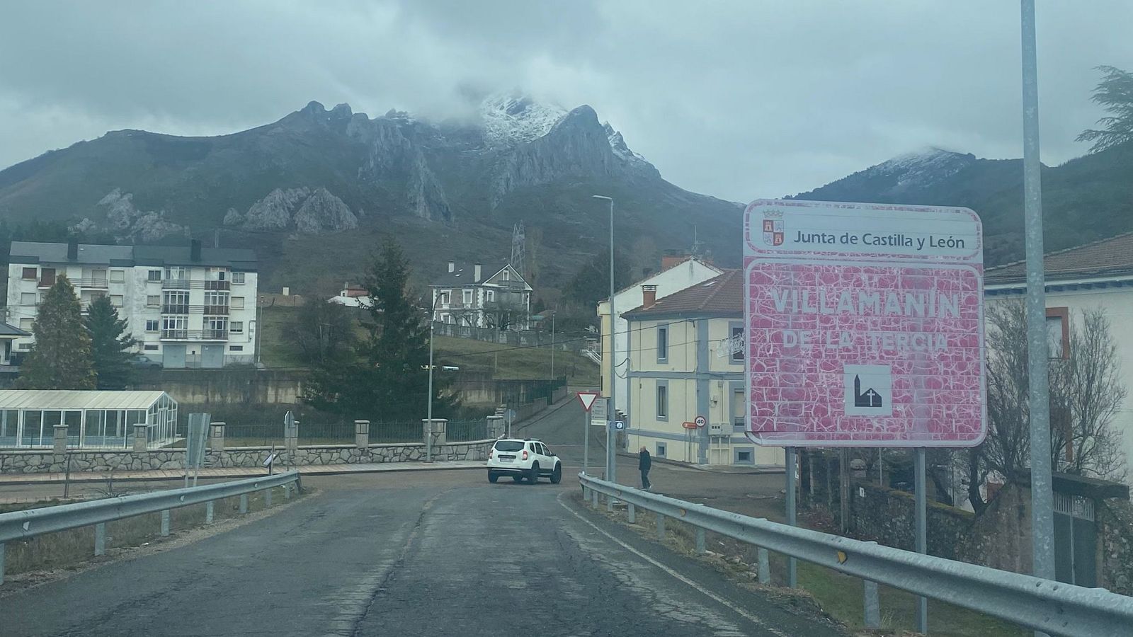 Entrada a Villamanín de la Tercia, León, desde la carretera N-630 una tarde de invierno.