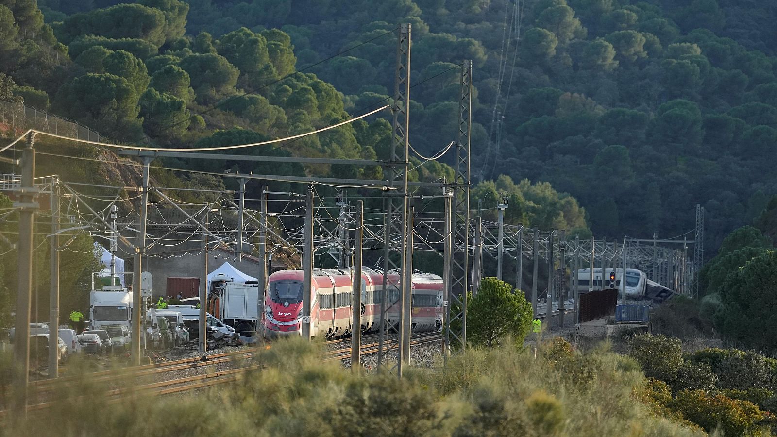 Imagen de la zona del accidente ferroviario con los convoyes de trenes siniestrados en Adamuz, Córdoba