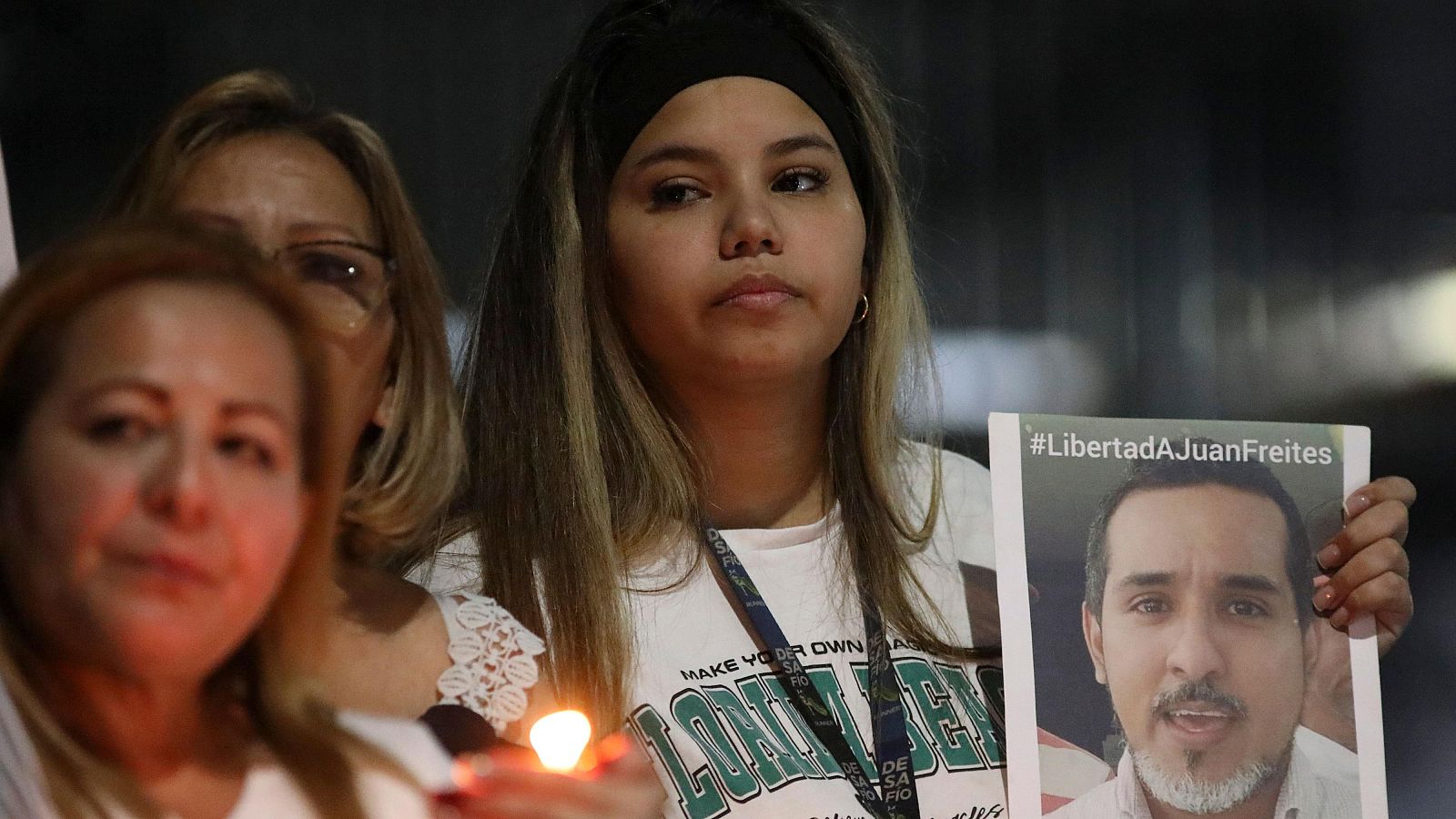 Familiares de presos políticos en Venezuela participan en una vigilia afuera de El Helicoide este domingo, en Caracas (Venezuela)