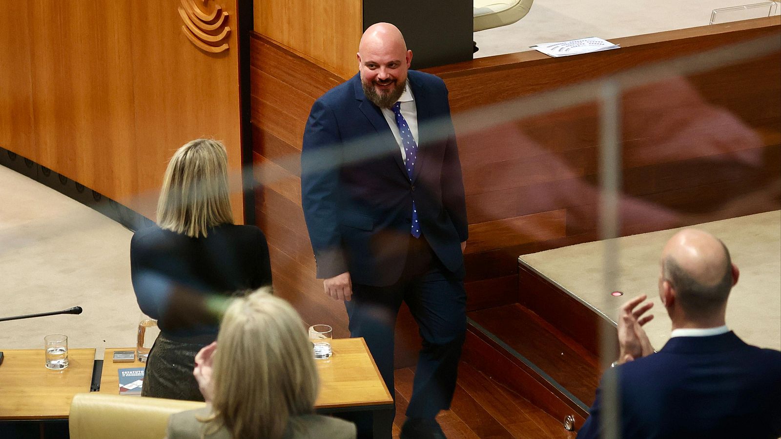 El diputado del PP Manuel Naharro Gata, nuevo presidente de la Asamblea de Extremadura, saluda a María Guardiola