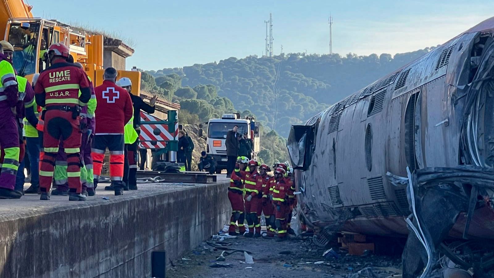 Efectivos de la Unidad Militar de Emergencias (UME), entre otros, continúan este martes los trabajos en el lugar del accidente ferroviario.