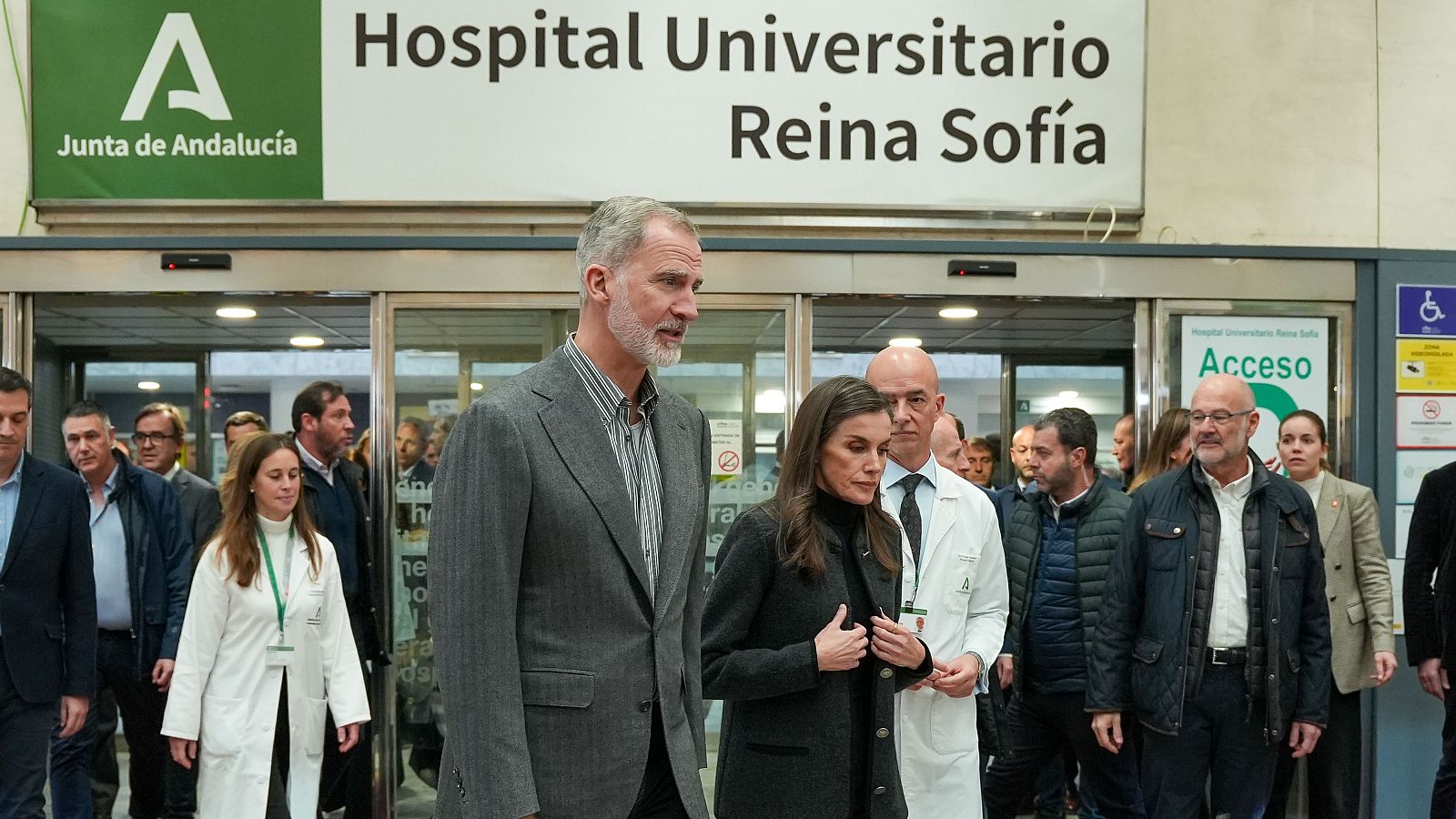 Los reyes visitan a los heridos hospitalizados tras el accidente