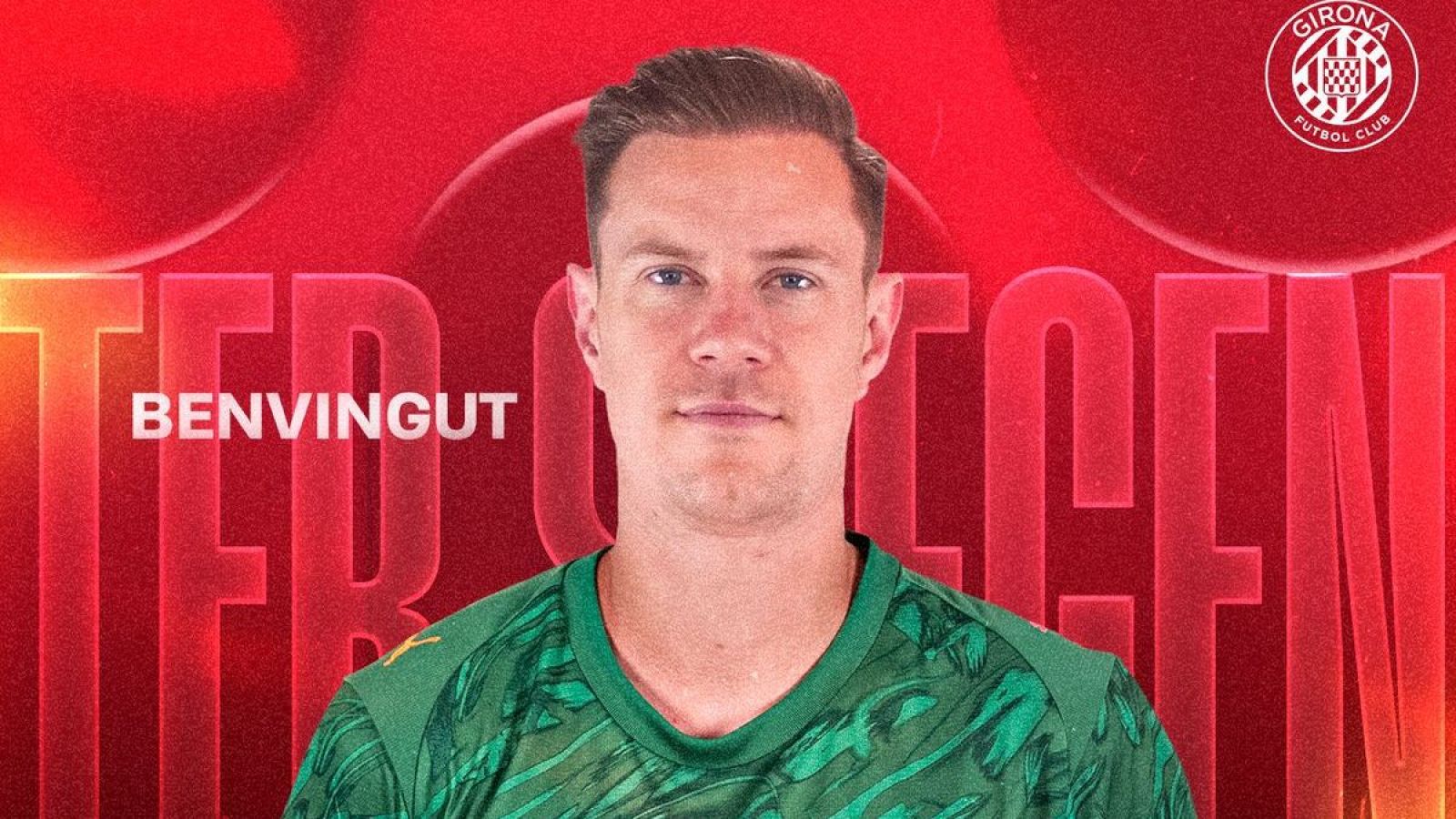 Marc-André ter Stegen, con camiseta verde y fondo rojo con su nombre, posa para la cámara. Se aprecia el escudo de un club en la esquina superior izquierda y la palabra "BENVINGUT" sobreimpresa.