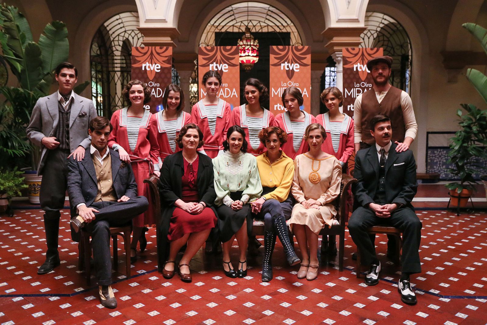 El reparto de la seie ha posado hoy para la prensa en el plató donde se rueda, en Madrid