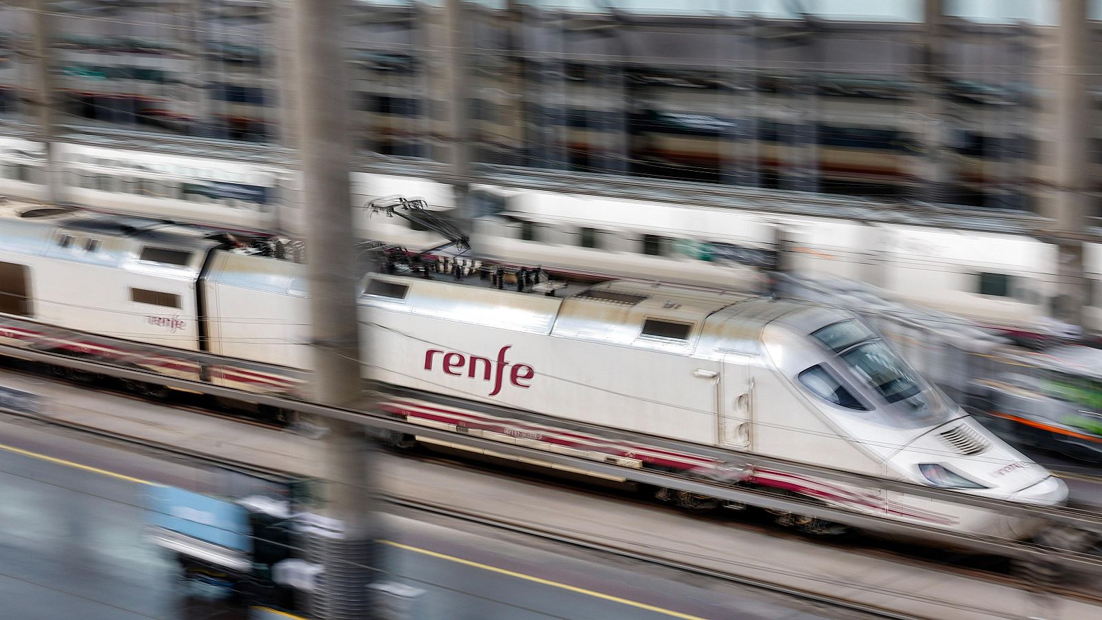Imagen de archivo de un tren de alta velocidad en Atocha
