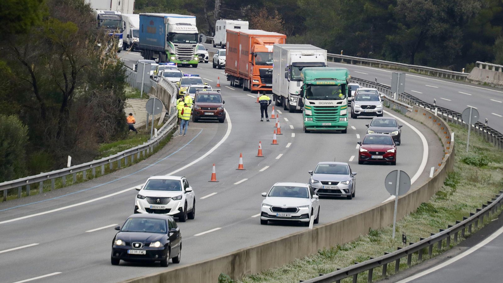 Tráfico restringe un tramo de la AP-7 por seguridad tras el accidente mortal de Rodalies en Gelida, Barcelona